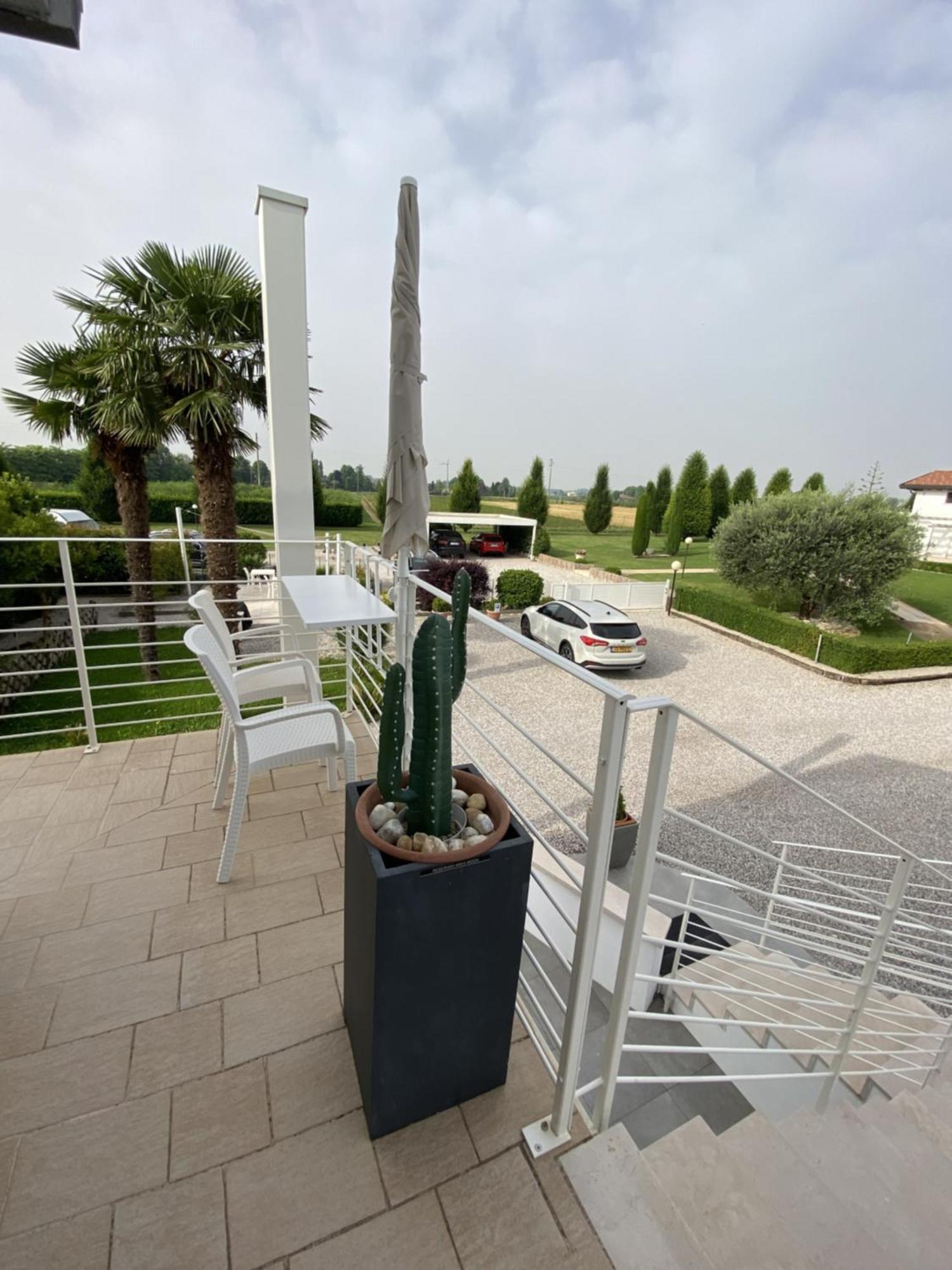 Meridien House Casalserugo Exteriör bild